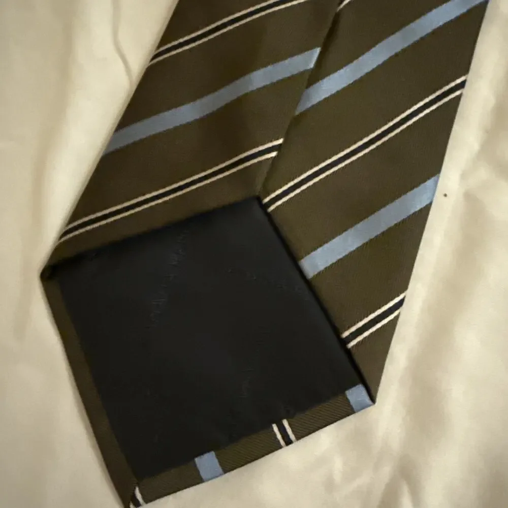 1801 ) BANANA REPUBLIC MEN'S TIE 100% SILK MADE IN ITALY